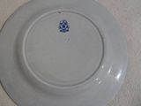 une assiette blanche ornée d'un motif bleu