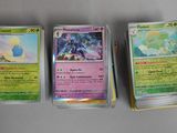 trois types différents de cartes Pokémon posées sur une table