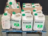 plusieurs gallons de liquide blanc posés sur une palette
