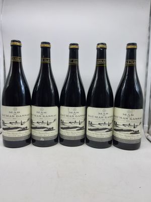 six bouteilles de vin sont alignées sur une table