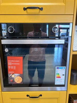quelqu'un qui se prend en photo dans le four de la cuisine