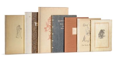 les livres sont alignés sur une surface blanche
