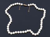 un collier de perles de culture et de diamants