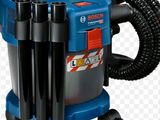 l'aspirateur est bleu et noir, avec un tuyau qui y est raccordé