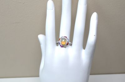 une main blanche ornée d'une bague, exposée au public