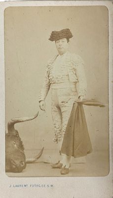 une vieille photo d'un homme avec un taureau en arrière-plan