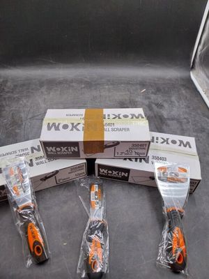 Plusieurs types d'outils différents se trouvent dans une boîte posée par terre.