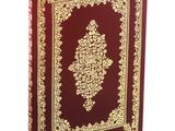 une image représentant un livre rouge orné de dorures
