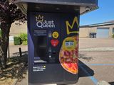 un distributeur automatique de pizzas au bord de la route