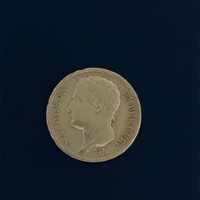 gros plan d'une pièce d'or sur une surface noire
