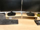 deux écrans d'ordinateur et un clavier sur un bureau