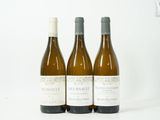 trois bouteilles de vin posées les unes à côté des autres sur une surface blanche