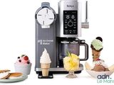 une cafetière, avec de la glace et d'autres desserts sur la table