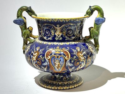 GIEN. Vase à anses en faience à décor néo-renaissance sur fond bleu, l - Photo 1