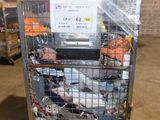 un chariot contenant beaucoup d'articles dans un entrepôt