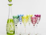 des bouteilles et des verres sont alignés en rangée sur une surface blanche