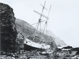 une vieille photo en noir et blanc représentant un bateau sur le rivage