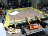 une photo d'un établi avec beaucoup d'outils dessus
