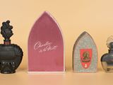 trois petits flacons de parfum posés l'un à côté de l'autre sur une table