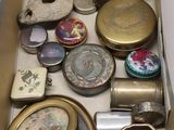une boîte remplie d'objets assortis posée sur une table
