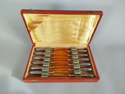 Écrin contenant une suite de douze couteaux à dessert, lames…