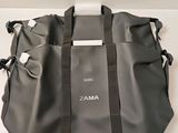 un sac posé sur une table