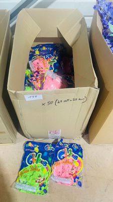 deux boîtes de bonbons posées par terre l'une à côté de l'autre