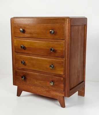 une image représentant une commode en bois à quatre tiroirs