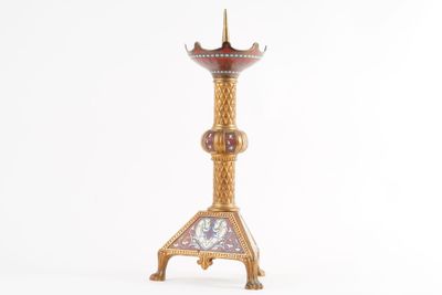 un bougeoir doré et violet sur fond blanc