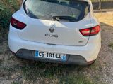 une voiture blanche garée sur le bord de la route