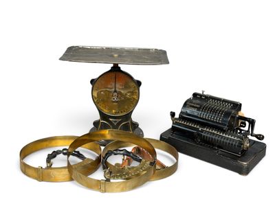 deux types différents de machines à écrire anciennes et une machine à écrire