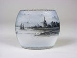 un vase en verre orné d'une image représentant un moulin à vent
