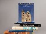 plusieurs livres sont empilés sur une table