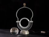 une image représentant une lampe de table surmontée d'une sphère