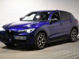Le SUV Alfa bleu est garé dans un garage.
