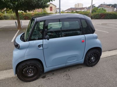 une petite voiture garée au bord de la rue