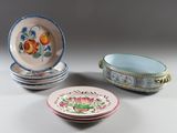 trois assiettes et un bol posés sur une table