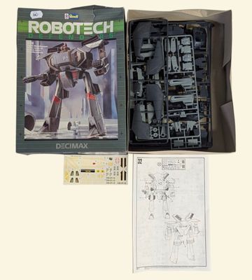 une boîte contenant une maquette de robot