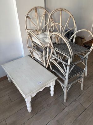 plusieurs chaises et une table dans une pièce, avec un mur en arrière-plan
