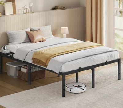 un lit sur lequel se trouve un robot, dans une chambre