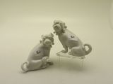 deux figurines représentant deux chiens assis sur une table