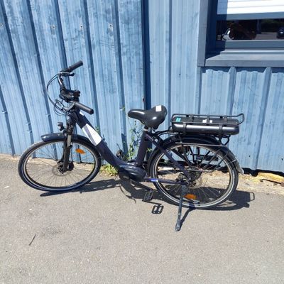 un vélo garé à côté d'un immeuble bleu