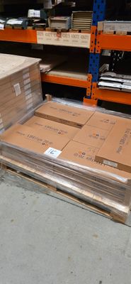 de nombreux cartons empilés sur le sol