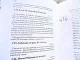 un gros plan d'une page de livre sur laquelle figurent des inscriptions