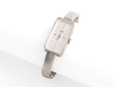 une photo d'une montre-bracelet argentée posée sur une surface blanche