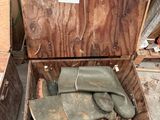 une boîte en bois contenant une paire de bottes