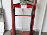 une photo d'un appareil de musculation rouge et noir dans une pièce