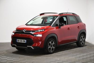 la citrole rouge est garee sur un sol en damier