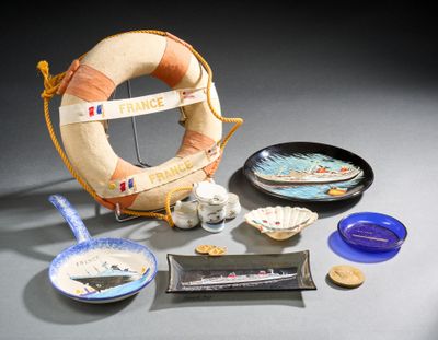 un gilet de sauvetage, un bol, une assiette et d'autres objets posés sur une table