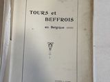 un livre ouvert sur une table